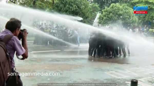 கொழும்பில் போராட்டத்தில் ஈடுபட்ட மாணவர்கள் மீது கண்ணீர் புகை, நீர்த்தாரை பிரயோகம்! samugammedia 